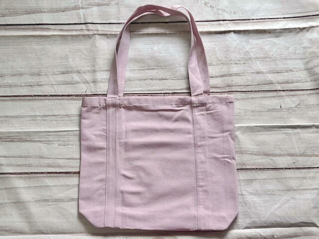 【ZARA(ザラ)】ウォールペーパー テキスト トートバッグ:1,690円(税込)ピンク味のあるライラックが絶妙なカラー!