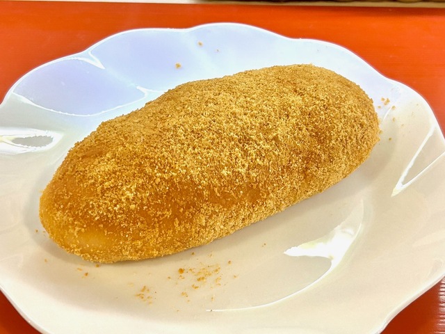 【ハト屋パン店】あげコッペ。きな粉が飛ぶので、紙袋に入れて渡してくれる