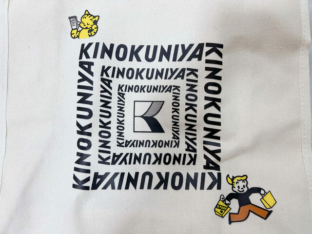 チャコールグレーカラーのオリジナルロゴが中央に描かれている