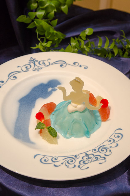 東京ディズニーランドホテル宴会場「シンデレラドリーム」でのウェディングプログラム「ディズニー・ロイヤルドリーム・ウェディング」©Disney