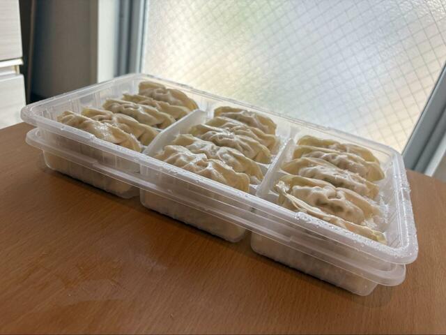 【ロピア にんにくマシマシ餃子】袋を開けると、2段になっている餃子がぎっしりと整列していました!