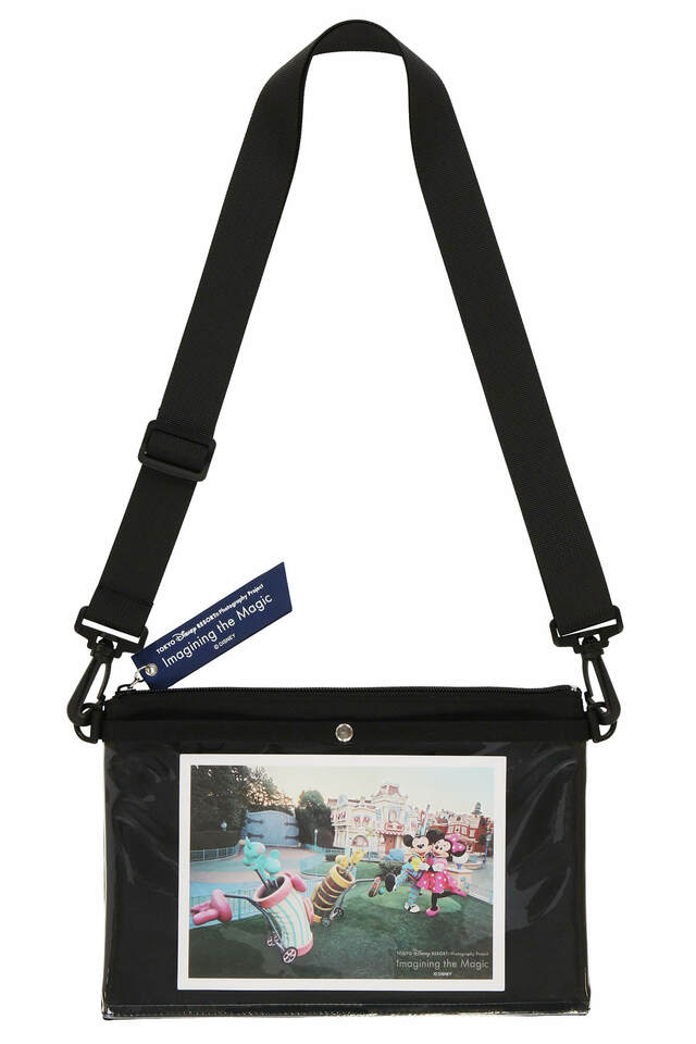 ショルダーバッグ 3,600円|東京ディズニーリゾート・フォトグラフィープロジェクト「イマジニング・ザ・マジック」第2弾グッズ|東京ディズニーリゾート40周年“ドリームゴーラウンド”|発売日:2023年12月7日(木)|販売店舗:東京ディズニーランド「グランドエンポーリアム」、東京ディズニーシー「ヴァレンティーナズ・スウィート」