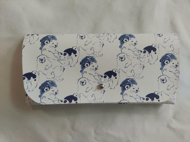 白地に愛らしい子犬のイラストがたくさん描かれています