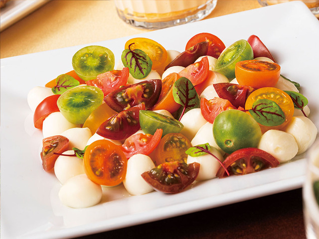 「モッツアレラチーズと苺＆カラフルトマトのカプレーゼ」＜期間：2026年2月21日～23日、3月14日、15日＞【【東京ベイ舞浜ホテル ファーストリゾート】20種類以上のいちごスイーツが食べ放題！5日間限定の「ストロベリースイーツビュッフェ」開催！】