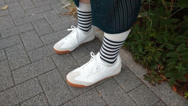 【ユニクロC スウェードコンビネーションスニーカー】シンプルなのでボトムスや靴下も選びません♪