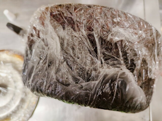 【こげとりぱっとビカ 万能タイプ】乾燥しないようラップを巻いて24時間放置します