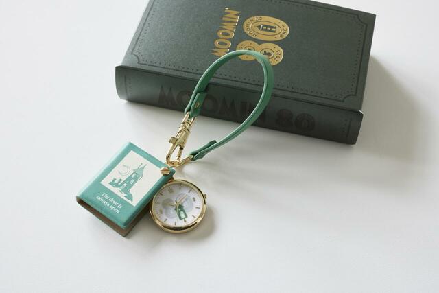 ブック型ケース付きフックウォッチ「ムーミン」｜7,480円（税込）ムーミン80周年記念アイテム