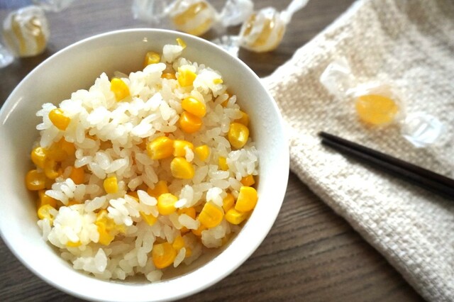 【カンロ飴レシピ:塩カンロ飴のとうもろこしご飯】とうもろこしとご飯の甘さを引き立てつつほんの少しの塩気をプラスする、塩カンロ飴の前に出すぎない名脇役ぶりが光る一品