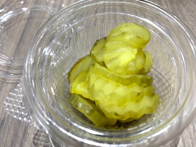 トッピングに「ピクルス」（99円）があるので、好きな人はマシマシにできる！