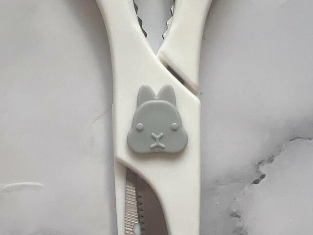 ちょこんとついたウサギのお顔がかわいい♪