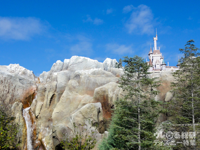 遠くにビーストが住む城が見える。映画の世界そのままだ。