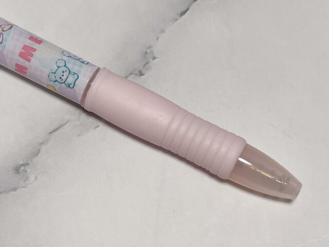 グリップはゴムになっており、指に優しい工夫がされています