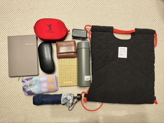 【しまむら　レディース　ナップサック（MARIE）】800mL水筒、折りたたみ傘、タオルハンカチ、メガネケース、財布、モバイルバッテリー、財布、ポーチなどを入れてみると…⇒