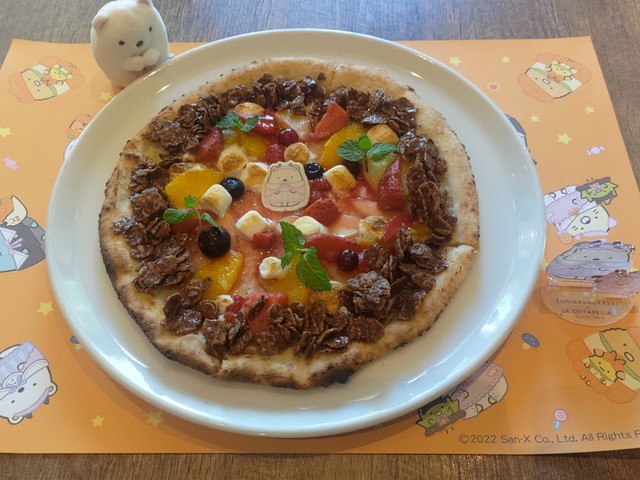 【すみっコぐらし×ラ チッタデッラ】「しろくまおすすめ！ 秋のふわふわマシュマロピッツァ」1,980円（税込）※写真にあるぬいぐるみは付いていません