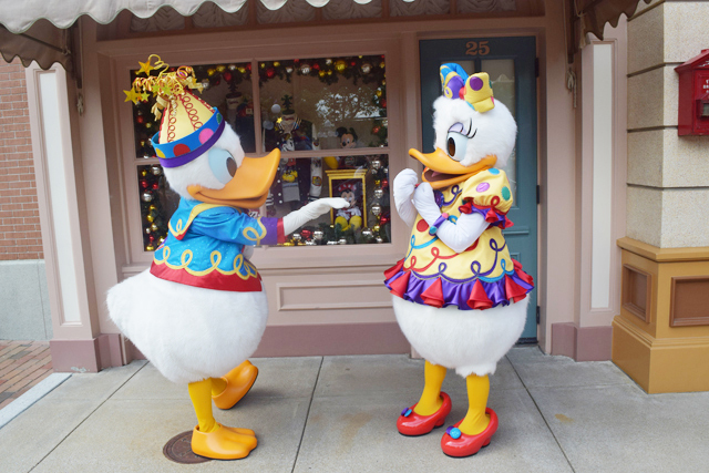 ラブラブなドナルドとデイジーを連続写真で