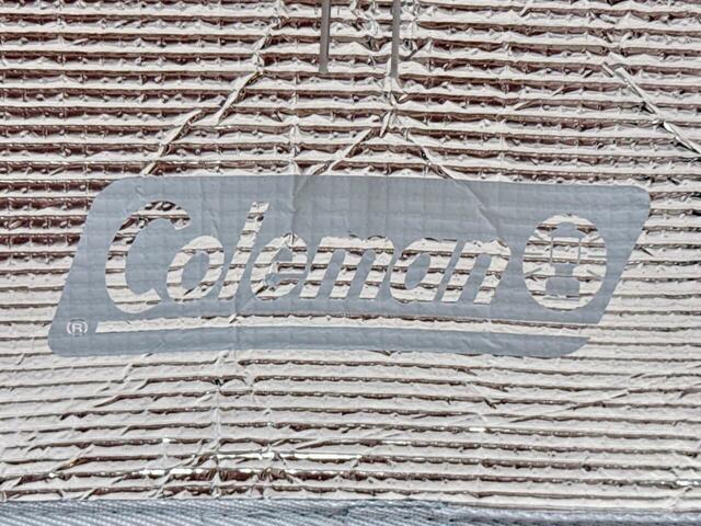 フロントにはグレーカラーの「Coleman」ロゴプリント入り！