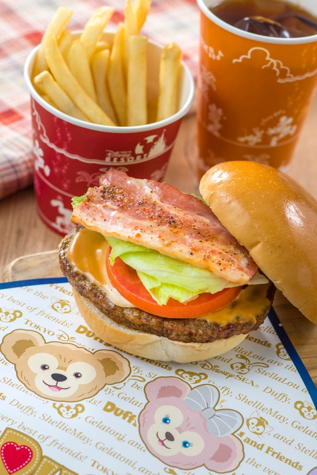 バーガーを包む袋はダッフィーとシェリーメイ