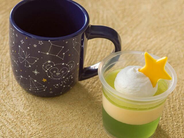 バニラムース&メロンゼリー、スーベニアカップ付き 1,070円|「ダッフィー&フレンズのサマーナイト・メロディー」スーベニア付きメニュー|東京ディズニーリゾート40周年“ドリームゴーラウンド”|販売期間:2023年7月3日(月)〜9月6日(水)|販売店舗:東京ディズニーシー「ミゲルズ・エルドラド・キャンティーナ」