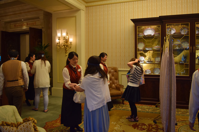 目隠しをして会場へと誘導されていく