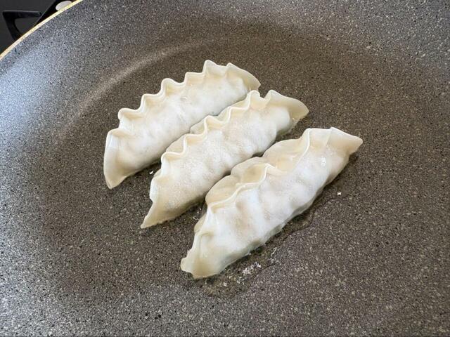 【コストコ bibigo 王マンドゥ 肉&野菜】油をひいたフライパンに、凍った餃子を並べます!
