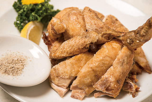 「ジャンボ餃子」の名店／中国料理 蓬莱（八重洲）　若鶏の丸揚げ（半羽）　1922円