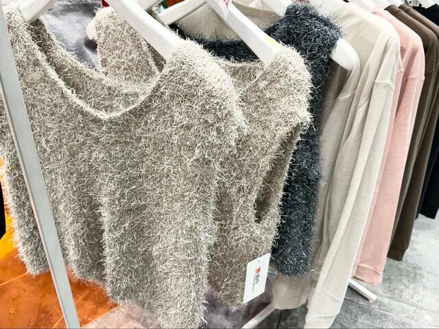 【ワークマン ラメシャギーニットベスト】Tシャツやシャツに重ねやすい薄手タイプで着ぶくれしません♪