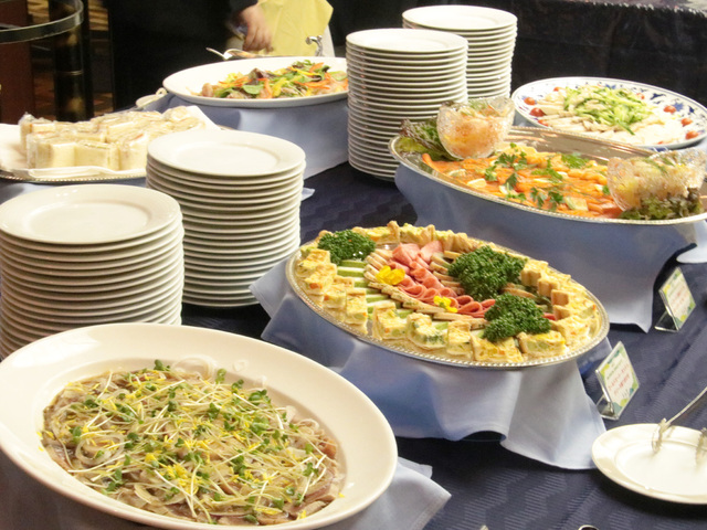 「ビュッフェイメージ」<期間:2025年4月26日(土)〜5月6日>【GW限定ディナービュッフェで寿司やローストビーフが食べ放題!樽詰スパークリングワイン&サングリア飲み放題プランも!】