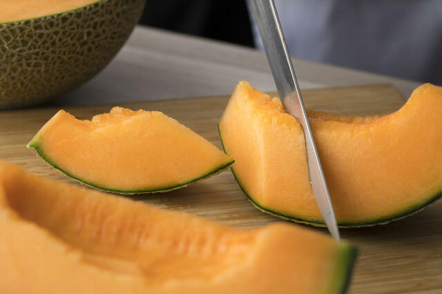 「栗山町日原メロン（ディナー限定）」＜期間：2025年10月1日～12月19日＞【東京ドームホテルに「海鮮パフェ」や「紅ズワイ蟹」「メロン」など、北海道の魅力溢れるメニューが勢揃い！『北海道グルメブッフェ 2025』開催！】