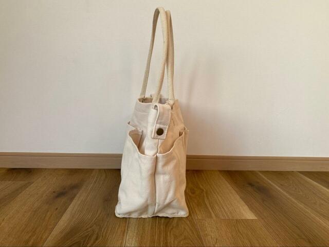 【ニトリ マルチポケットトートバッグ M】ハリのあるキャンバス生地。荷物を入れなくても自立します！