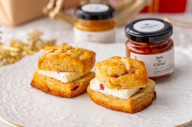 「クランベリー・ピスタチオ・スコーンサンド」<期間:2025年11月6日~12月29日>【【ヒルトン名古屋】贅沢なクリスマススイーツビュッフェ「Holiday Jewel Box」で“ホリデーシーズン”をより華やかに♪】