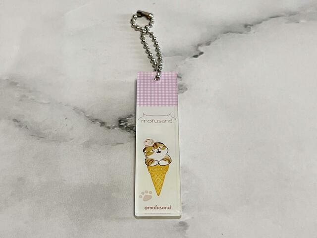 【Seria（セリア）】リバーシブルデザイン。アイスクリームのコーンに入ってしまったにゃんこ。頭にアイスを乗せています♪