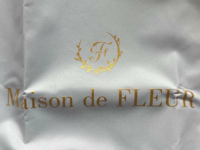 ゴールドカラーのブランドロゴ入り