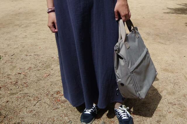 【ワークマン たためて自立する撥水トートリュック】ショルダーベルトを収納して手さげにすると、リュックには見えないほど印象がガラリと変化