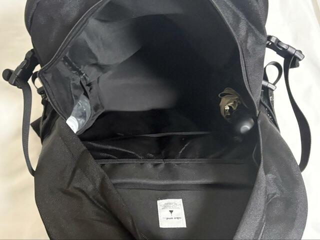 【niko and... 撥水メニーポケットデイパック】口がガバッと大きく開いて中身が見やすい構造。内部にはポケットが6個あります