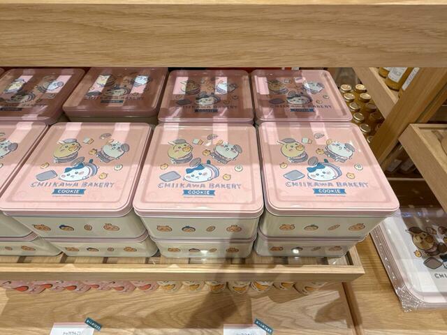 ちいハチうさが転んだイラストが使われている、間に入ったクッキー！