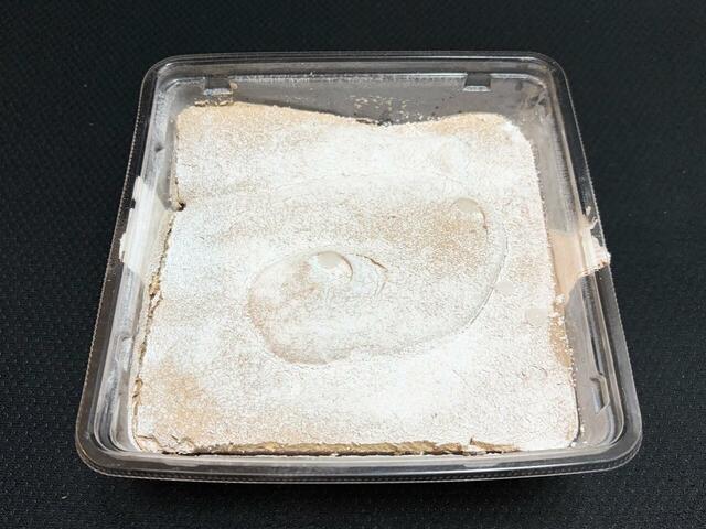 【くらしにベルク ベルteaラミス 焙煎ほうじ茶】上から見ると、ほうじ茶パウダーがしっかりとかかっています
