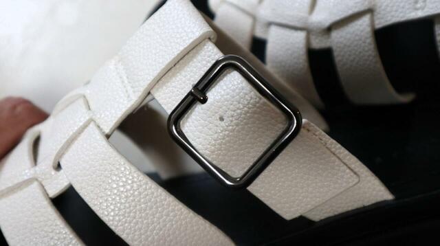 【LOWRYS FARM カンドウフィットグルカ】ベルト部分のバックルがガンメタ色でクール!