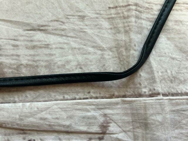 ショルダーストラップは細め