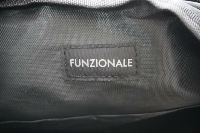 バッグの中にロゴタグが