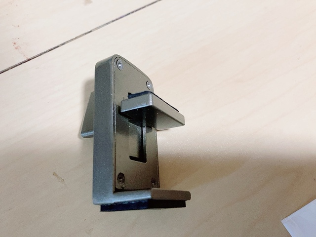 【カインズ 窓の補助錠 28-45mm】窓のサッシにツマミを回してはめ込みます