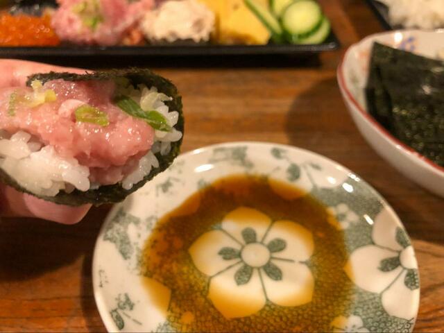【スシロー　手巻きセット】ネギトロ手巻き寿司。欲張って載せるとはみ出してしまいますが、それはそれで楽しいですね。