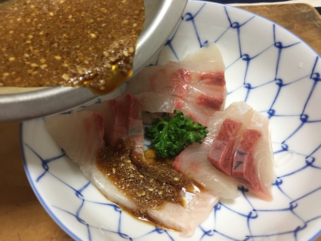 お刺身にりゅうきゅうのたれを加えます。