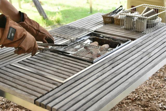 【Snow Peak TAKIBI LOUNGE/スノーピーク焚火ラウンジ】炭入れもスタッフがやってくれる