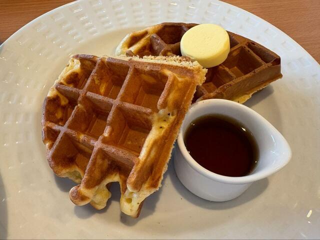 【ココス　シーザーサラダモーニング】ワッフルは外カリ中ふわの黄金比！バターとメイプルソースで味変もOK♪