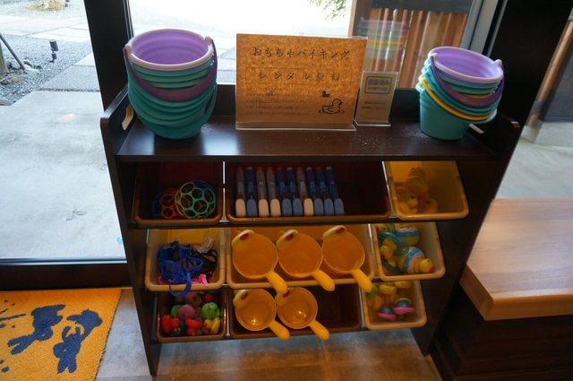 受け付けにある、お風呂で遊べるおもちゃのバイキング。好きなおもちゃを自由に持って行けるお子様にはうれしいサービス