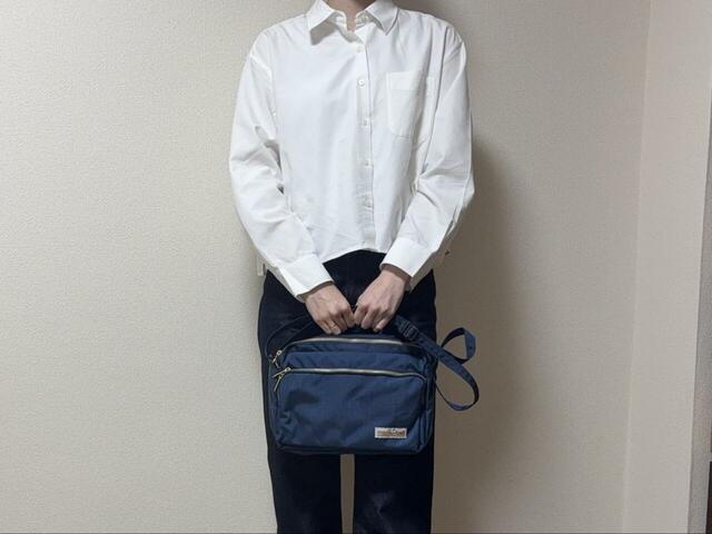 【mont-bell 50th ショルダーバッグ】手持ち用の持ち手もついているので、シーンに合わせた持ち方ができるのもGood!