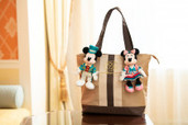 買えるのはディズニーホテル宿泊者だけ! 宿泊先でデザインが変わるぬいぐるみバッジ付きトートバッグ発売