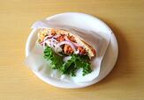 【カークランドシグネチャー　グリークピタサンドイッチ　5P　1480円】付属の紙袋に包めば、ハンバーガー感覚で食べられる