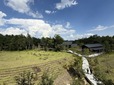 ホテルのエントランスホール「石の間」から眺めた館内と草津の街