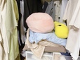 【整理整頓前】枕や毛布、クッションなどを適当に突っ込んでいたクローゼット。一つものを取ると軽い雪崩が起きていました…
